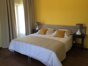 Dobbeltrom | Safe på rommet, skrivebord og blendingsgardiner