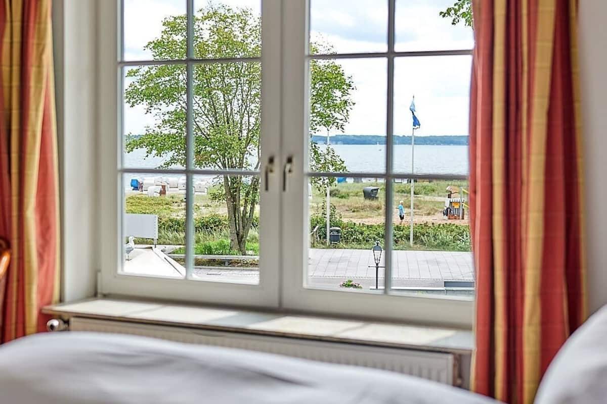 flat-screen tv, pay films