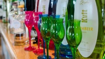 Um bar com diversas garrafas e copos coloridos.