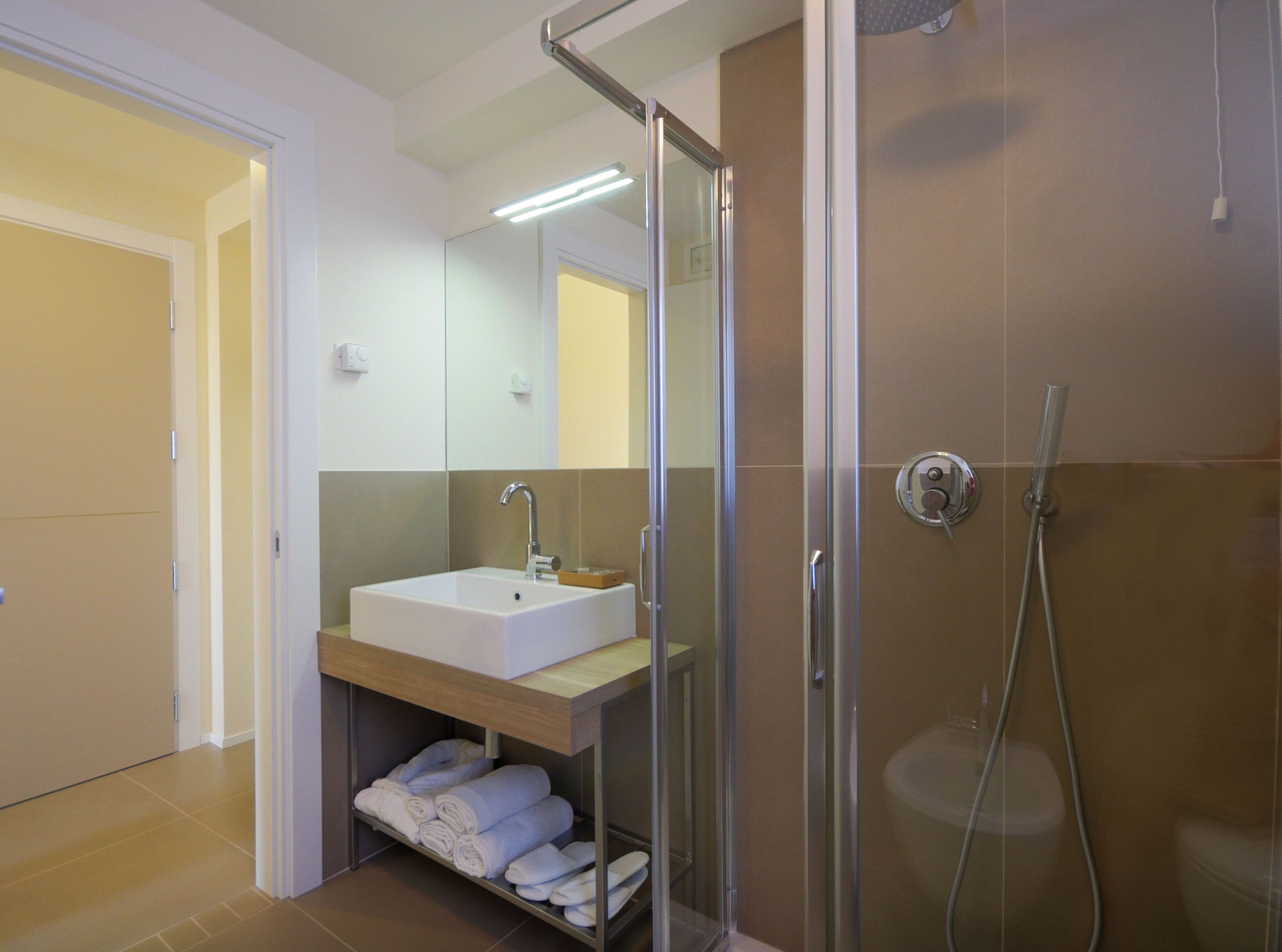 shower, rainfall showerhead, free toiletries, hair dryer