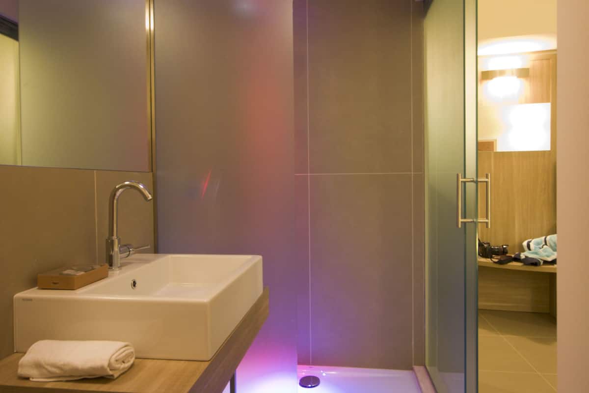 deluxe double room | bathroom | shower, rainfall showerhead, free toiletries, hair dryer