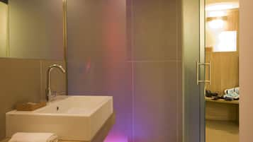 Deluxe Double Room | Bathroom | Shower, rainfall showerhead, free toiletries, hair dryer