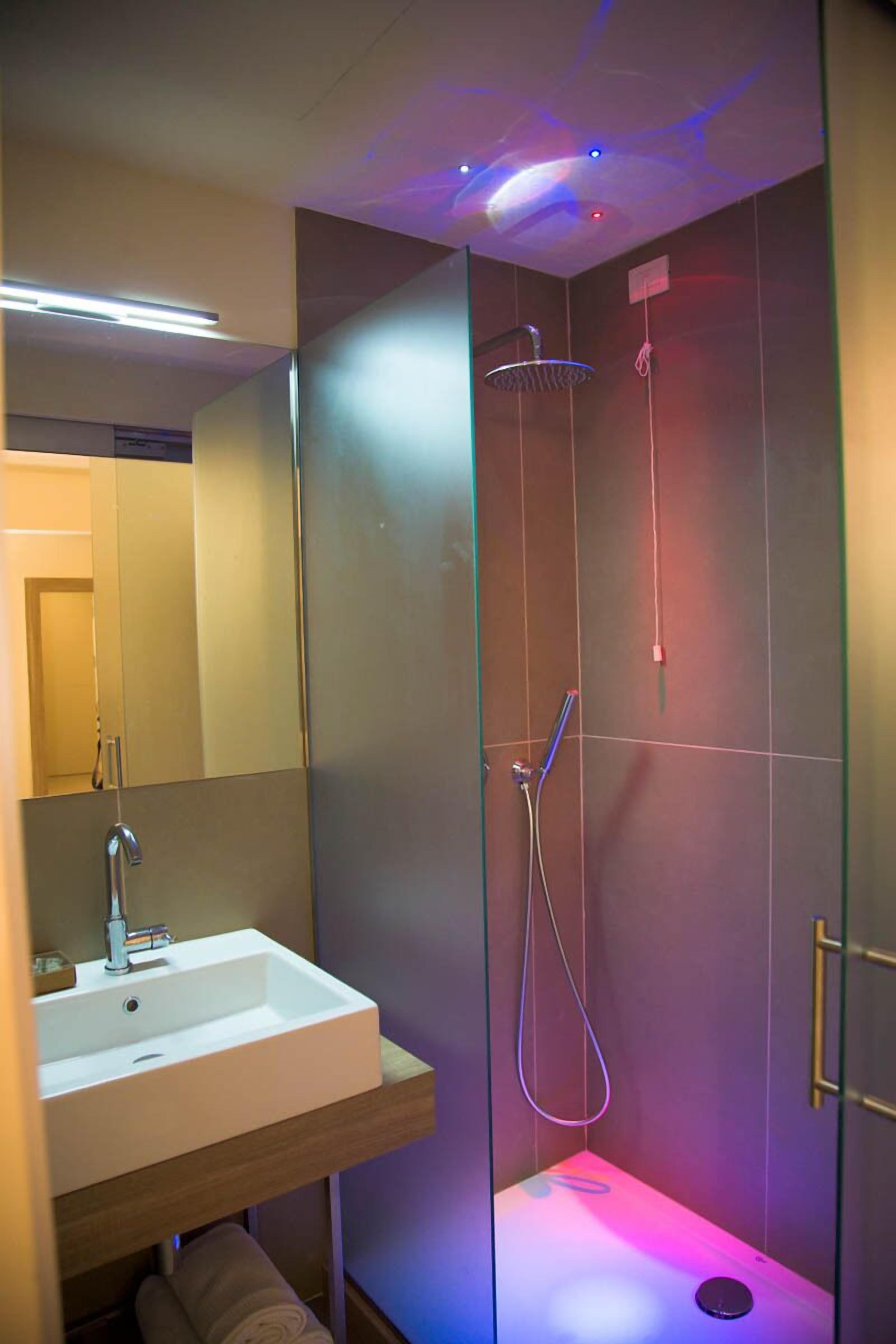deluxe double room | bathroom | shower, rainfall showerhead, free toiletries, hair dryer