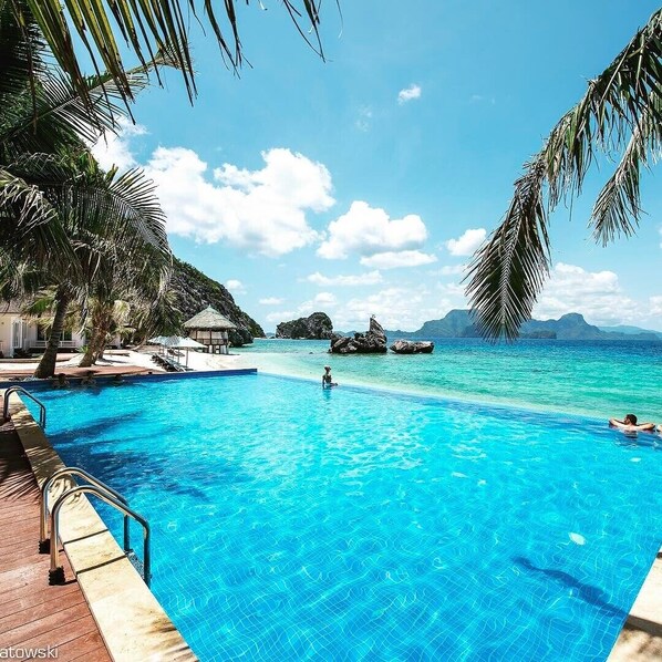 2 من حمّامات السباحة الخارجية