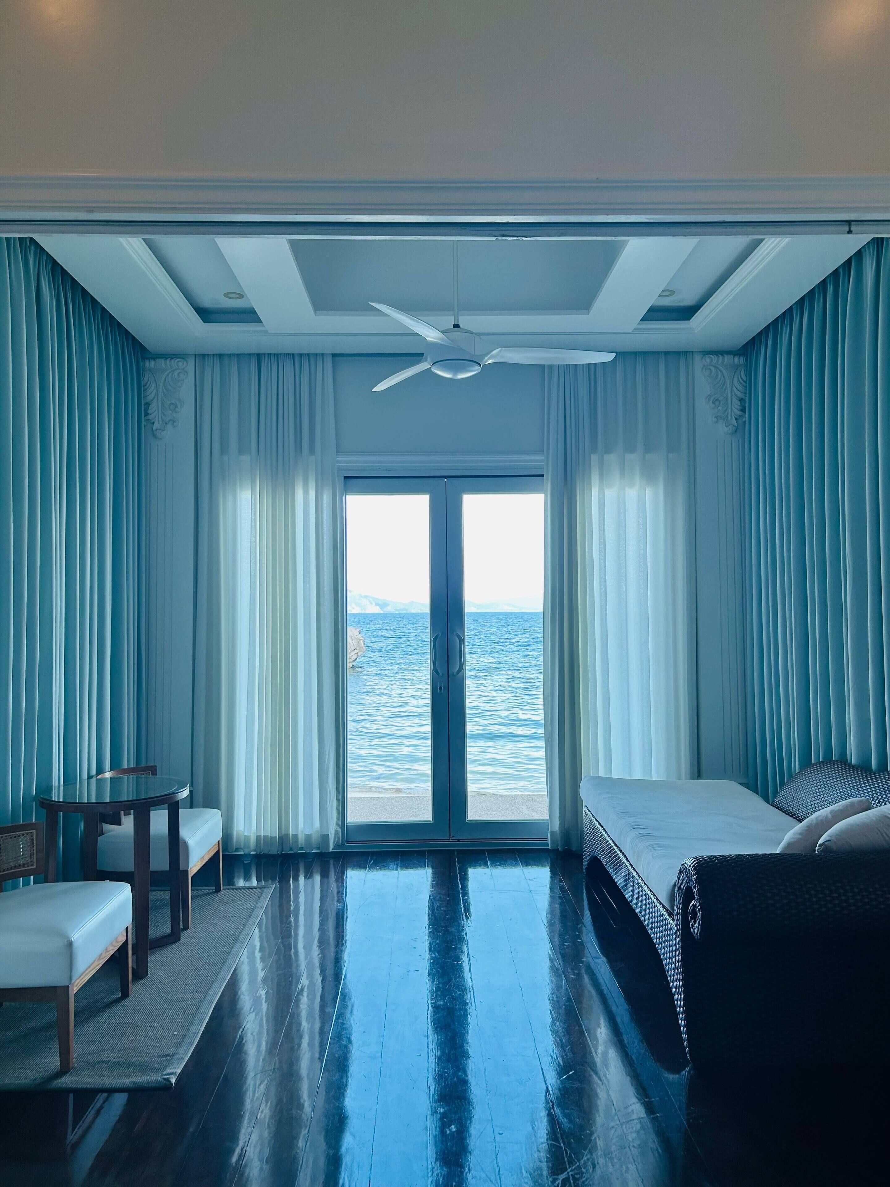 Villa – basic, 1 kingsize-seng med sovesofa, ikke-røyk, sjøutsikt | Oppholdsområde | LED-TV og MP3-dokkingstasjon