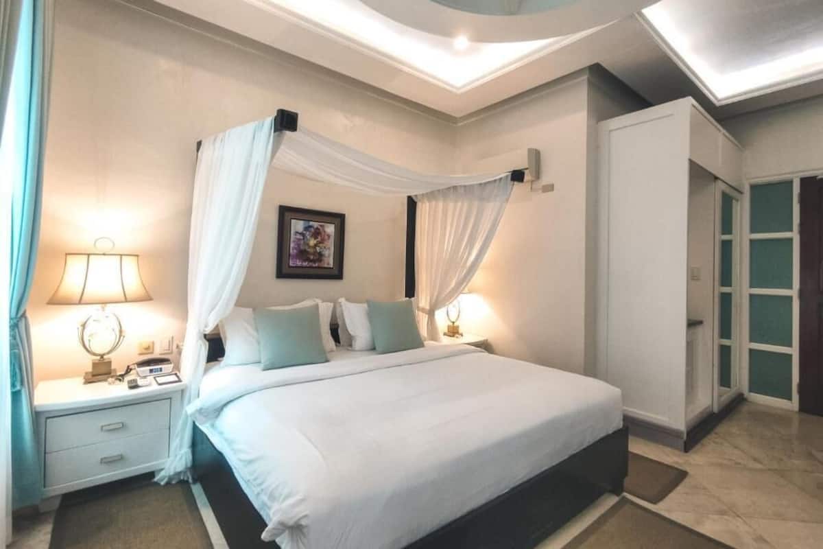 In-room safe, laptop workspace, blackout drapes, free WiFi