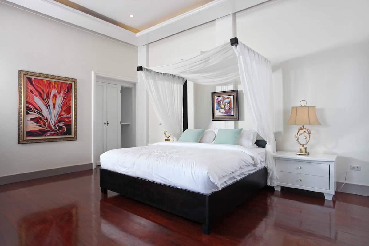 In-room safe, laptop workspace, blackout drapes, free WiFi