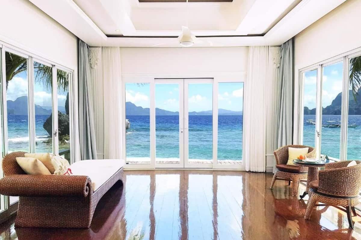 In-room safe, laptop workspace, blackout curtains, free WiFi