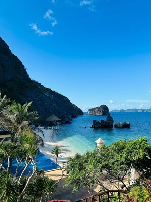 In-room safe, laptop workspace, blackout curtains, free WiFi - Matinloc Island Resort (El Nido)