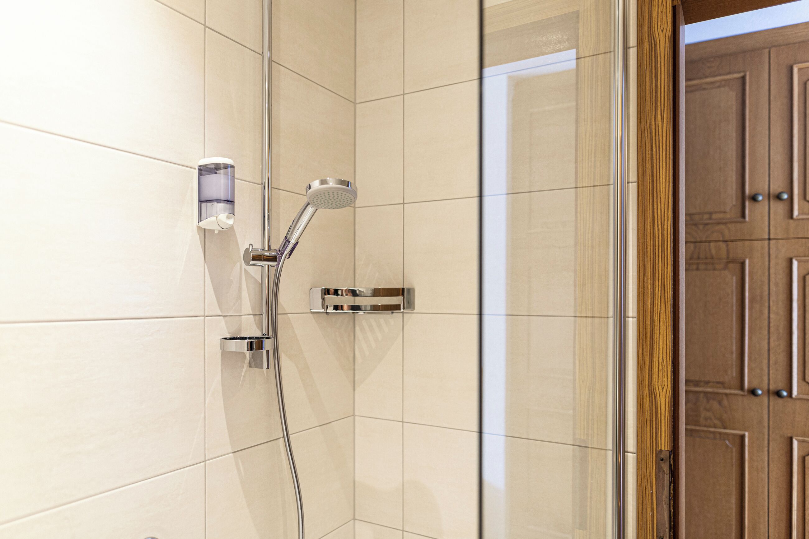 Une salle de bain avec une douche, des toilettes et un lavabo.