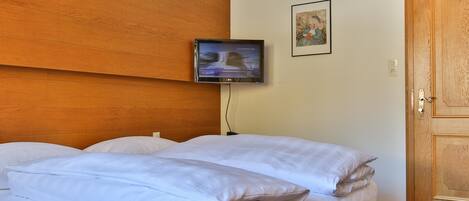 Habitación estándar doble, vistas a la montaña | Caja fuerte, escritorio, cortinas opacas y wifi gratis