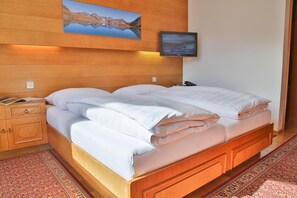 Comfort-Doppelzimmer, Balkon, Bergblick | Zimmersafe, Schreibtisch, Verdunkelungsvorhänge, kostenloses WLAN