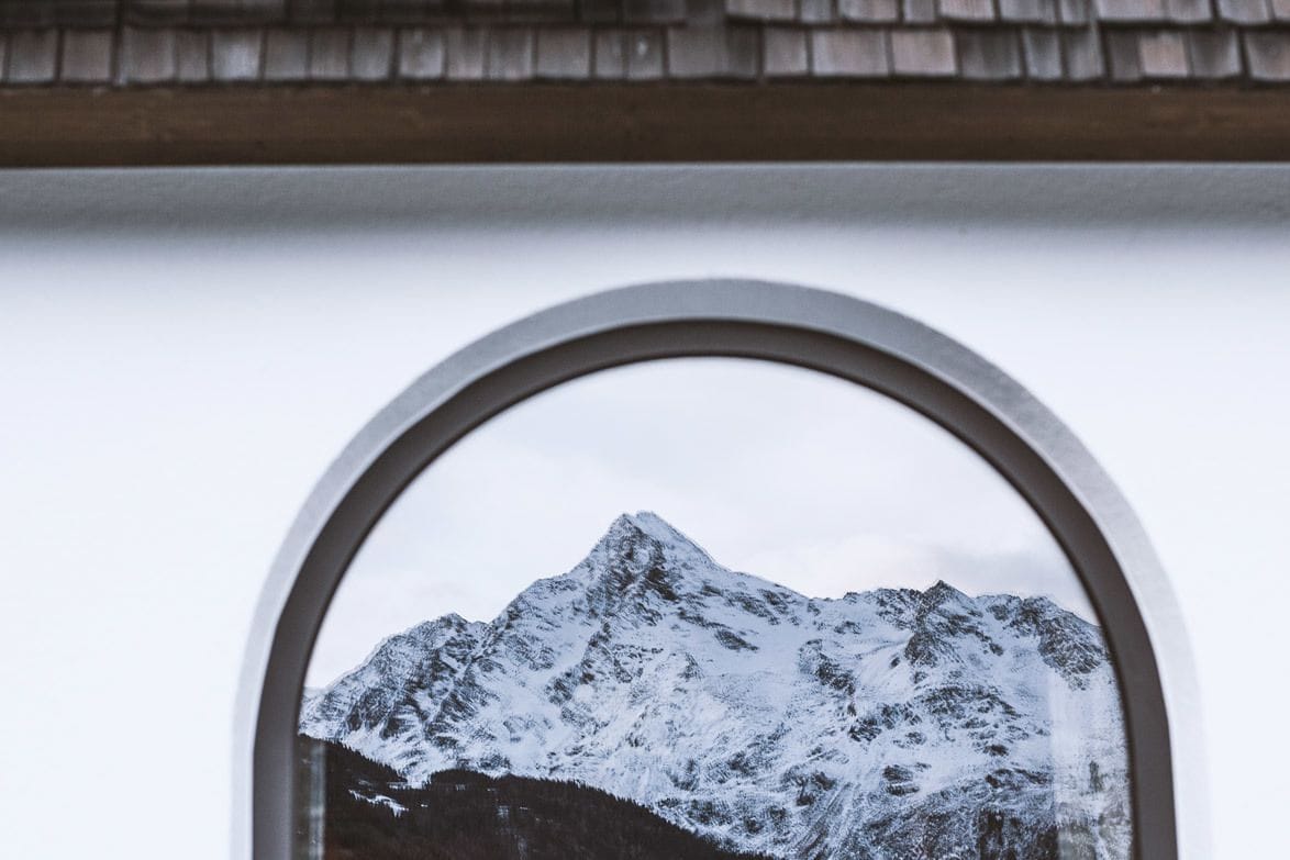 Une photographie encadrée représentant un sommet de montagne enneigé.