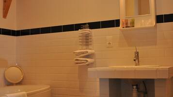 Family Room (4 persons) | Bathroom | Free toiletries, towels