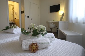 Kolmen hengen deluxe-huone, merinäköala | Italialaiset Frette-lakanat, ylelliset vuodevaatteet, minibaari