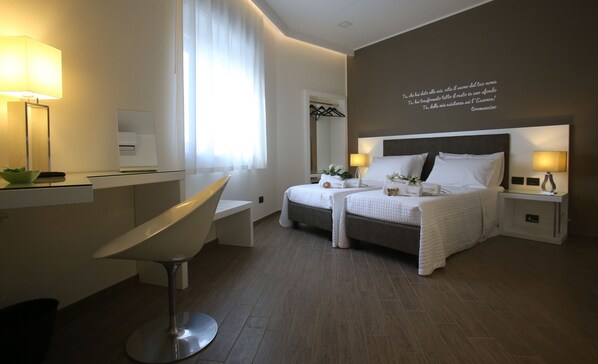 Kamar Triple Deluks, pemandangan laut | Seprai Frette Italia, seprai premium, minibar, dan brankas