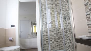 Deluxe Double or Twin Room, Sea View | Bathroom