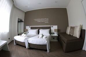 Kamar Triple Deluks, pemandangan laut | Seprai Frette Italia, seprai premium, minibar, dan brankas