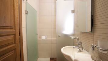 Luxury Villa, 5 Bedrooms, Private Pool, Sea View | Bathroom | Shower, rainfall showerhead, designer toiletries, hair dryer