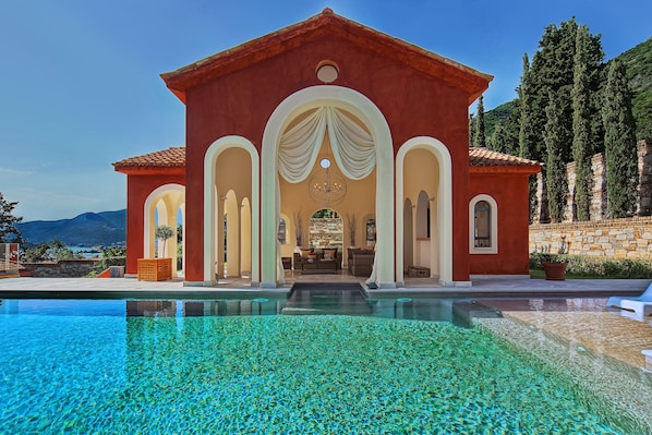 Kolam renang outdoor, dengan kursi berjemur