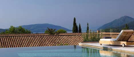 Ulkouima-allas, aurinkotuoleja