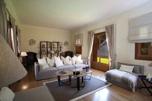 Luksusvilla, 5 soverom, privat basseng, sjøutsikt | Oppholdsrom | En 44-tommers Flatskjerm-TV med Parabol-TV samt TV og DVD-spiller