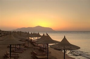 Playa privada en los alrededores, arena blanca