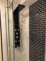 Bañera con ducha, artículos de tocador gratuitos, toallas