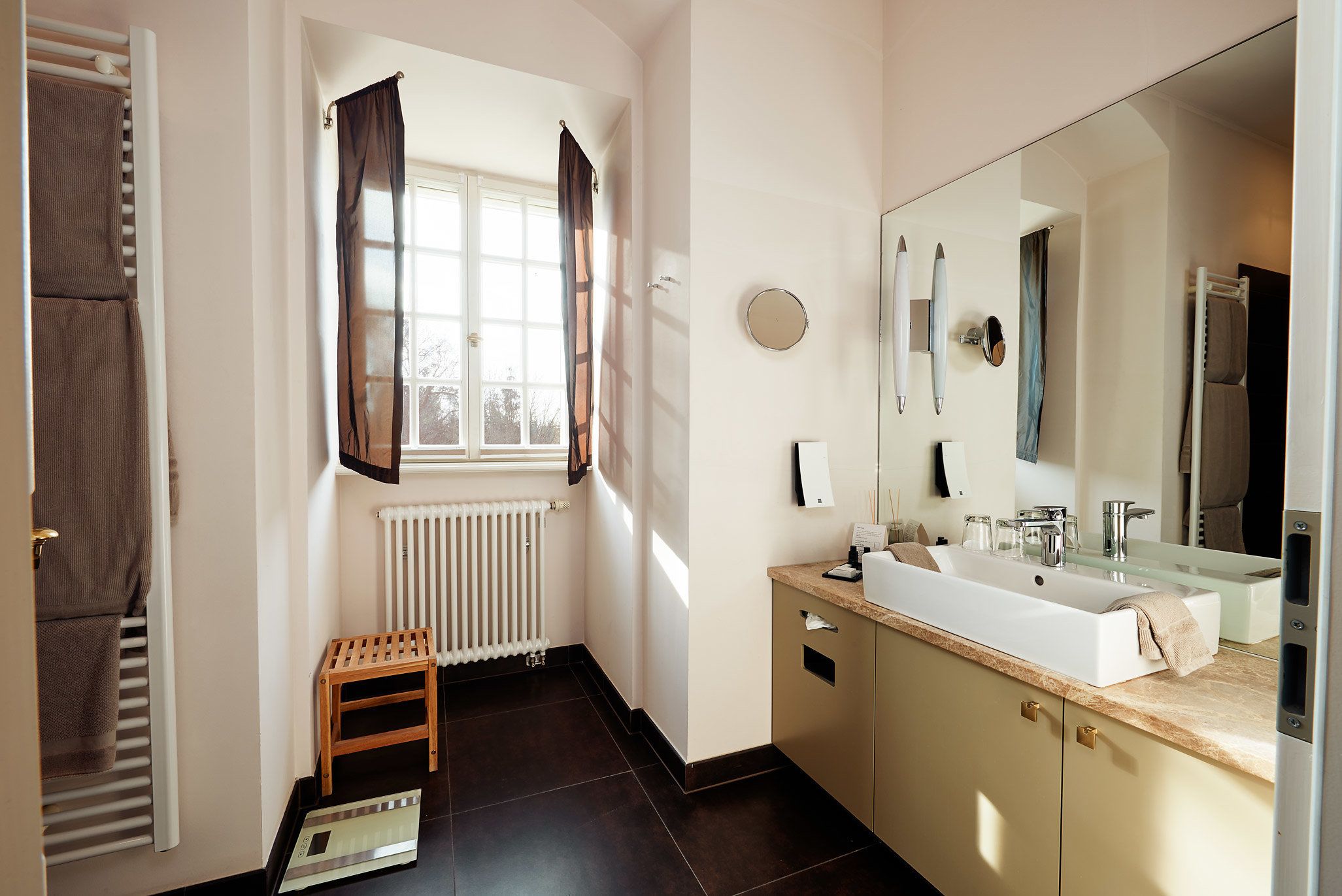 junior suite (deluxe) | minibar, in-room safe, desk, iron/ironing board