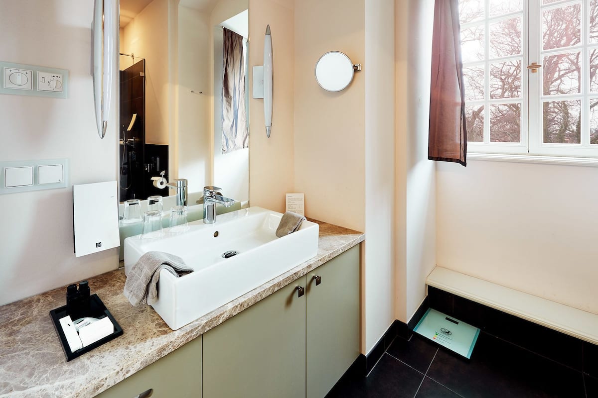 junior suite (deluxe) | minibar, in-room safe, desk, iron/ironing board