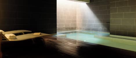 Indoor spa tub