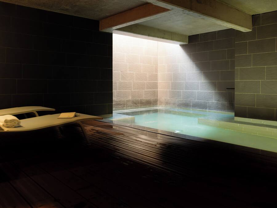 Bañera de hidromasaje cubierta