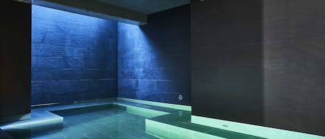 Indoor spa tub