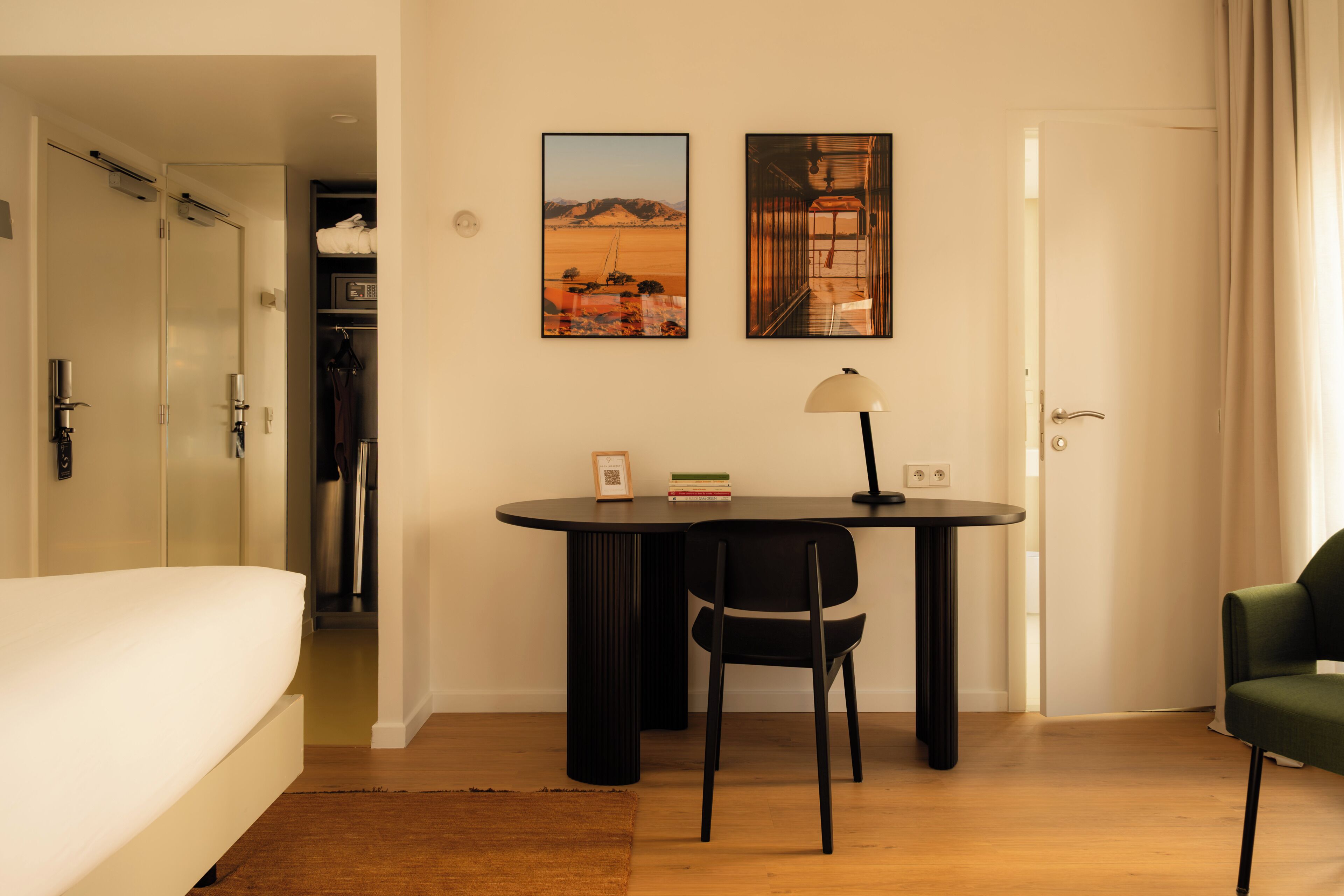 Ropa de cama de alta calidad y minibar 