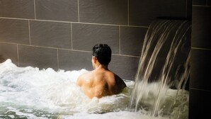 A person in a bathtub with a waterfall feature. - 9Hotel Sablon (Brussels)