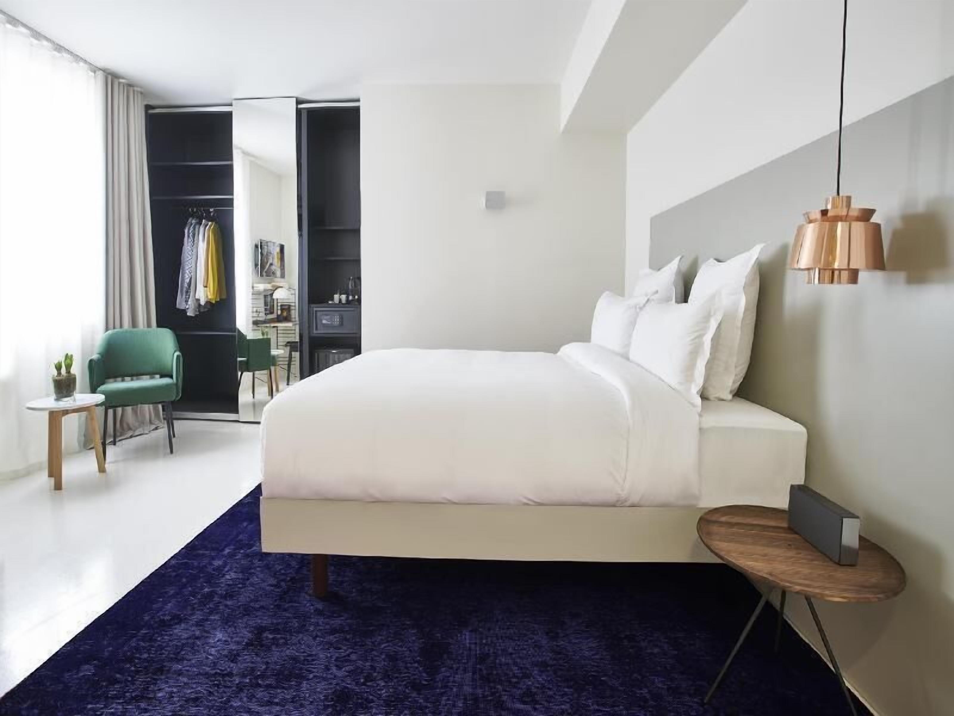Ropa de cama de alta calidad y minibar 