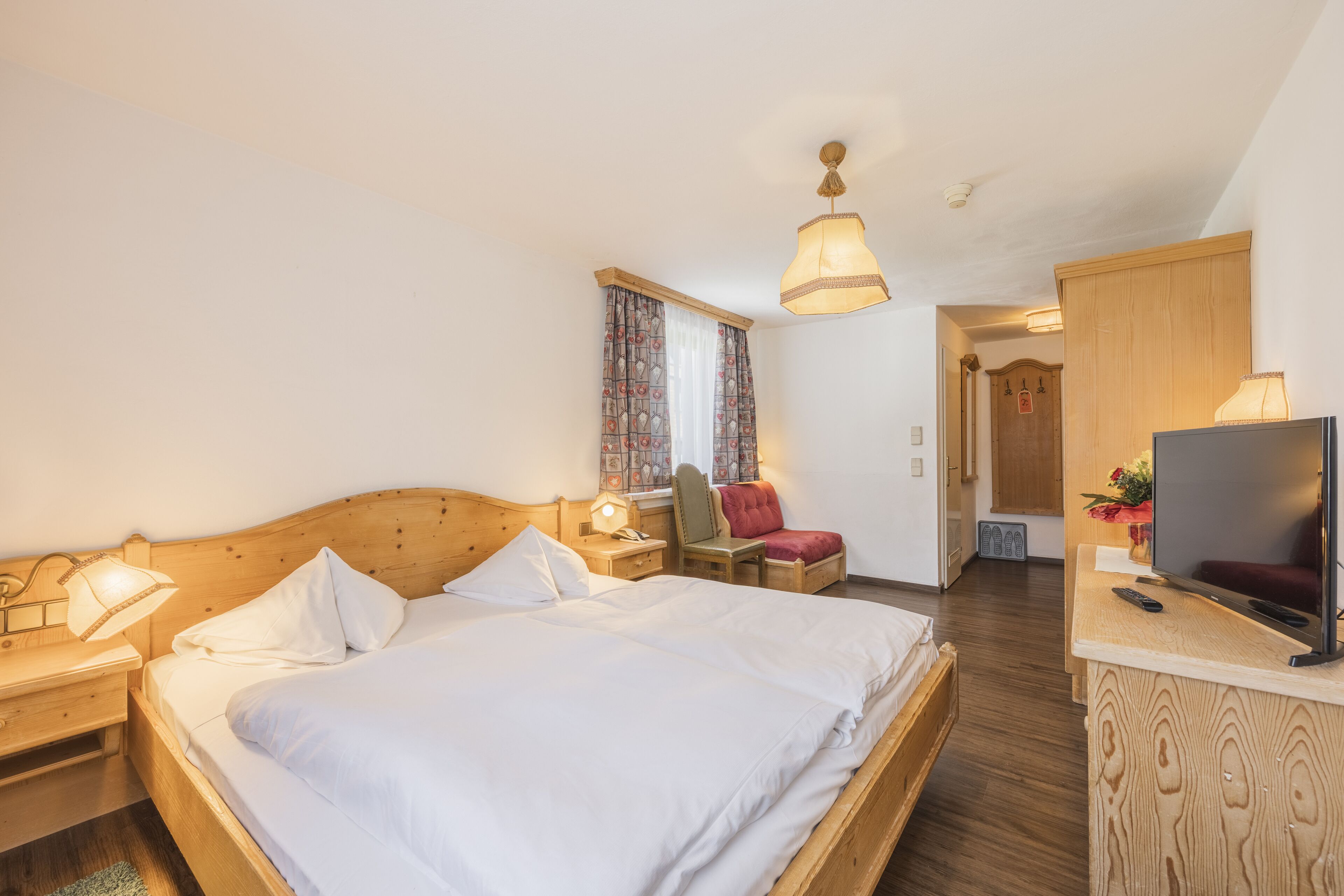 traditional double room (krokus) | hypo-allergenic bedding, free wifi, bed sheets