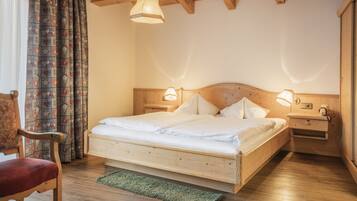 Deluxe Double Room, Balcony (Rose)