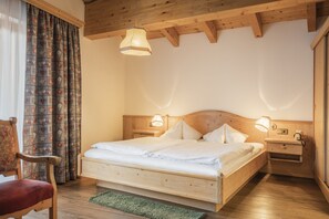 Habitación Deluxe doble, balcón (Rose) | Ropa de cama hipoalergénica, wifi gratis, ropa de cama