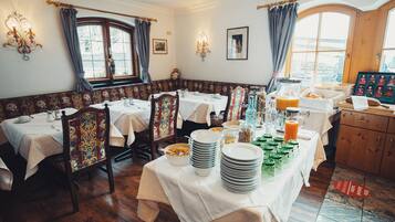 Tägliches Frühstücksbuffet (16.00 EUR pro Person)