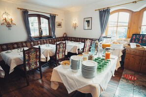 Tägliches Frühstücksbuffet (16.00 EUR pro Person)