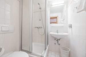 Habitación básica doble (Enzian) | Ropa de cama hipoalergénica, wifi gratis, ropa de cama