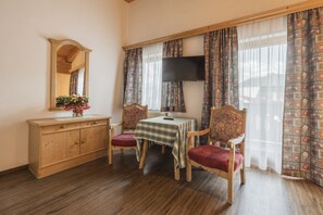 Deluxe Double Room, Balcony (Rose) | Hypo-allergenic bedding, free WiFi, bed sheets - Gasthof Batzenhaeusl (Seefeld in Tirol)