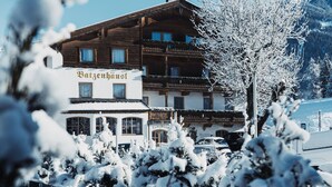 A building with a sign reading "Batzenhausl". - Gasthof Batzenhaeusl (Seefeld in Tirol)