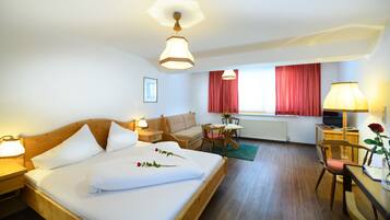 Comfort-Doppelzimmer (Flieder) | Allergikerbettwaren, kostenloses WLAN, Bettwäsche