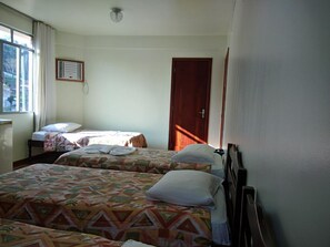 Minibar, cortinas blackout, tabla de planchar con plancha y wifi gratis 