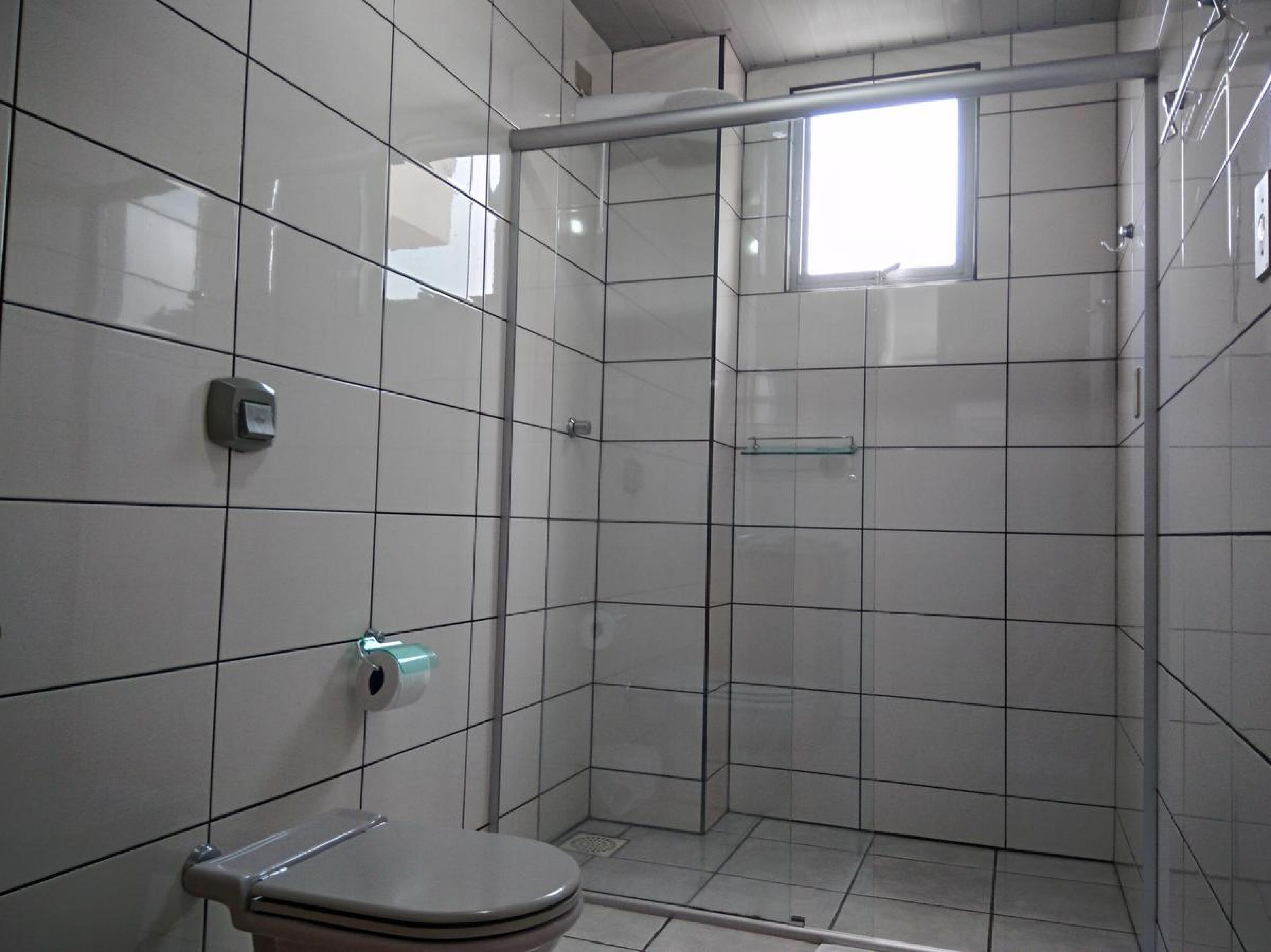 combined shower/bathtub, free toiletries, towels, soap