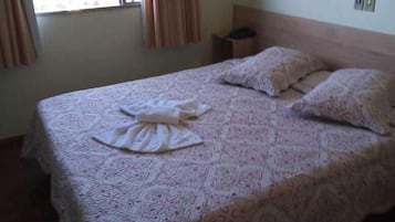 Quarto casal | Frigobar, cortinas blackout, ferros/tábuas de passar roupa