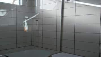 Family Room | Bathroom | Combined shower/bathtub, free toiletries, towels, soap