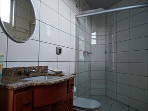 Vierpersoonskamer | Badkamer | Een bad/douchecombinatie, gratis toiletartikelen, handdoeken, zeep